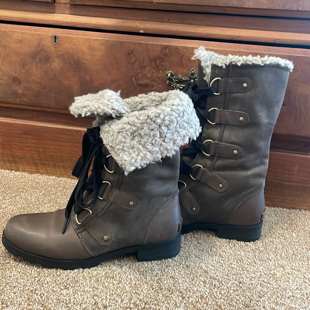 Like new Sorel 9 Emelie boots. Grey/green with Sherpa.